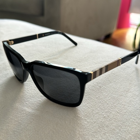 BURBERRY Black Square Sunglasses BE4181 - Picture 4 of 7